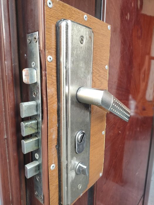 Продам металлическую  дверь