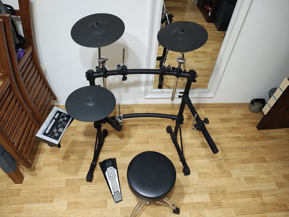 Roland , cinele si stative și rack roland ,dezmembrez