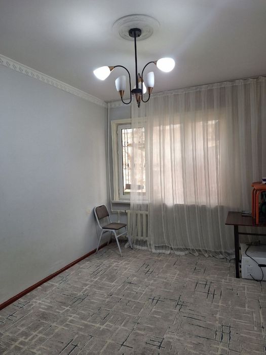 Чиланзар 21.  2 х комнатная продажа. Зеркалка.  Срочно