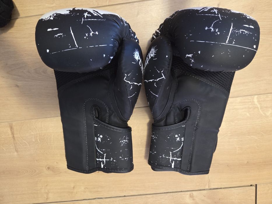 Vând tibiere, manusi și șort Knockout