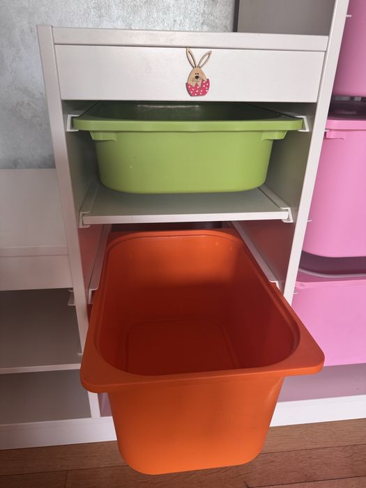 Vand sistem TROFAST, 2 rafturi, 4 cutii mari si 2 mici. Stare f buna.