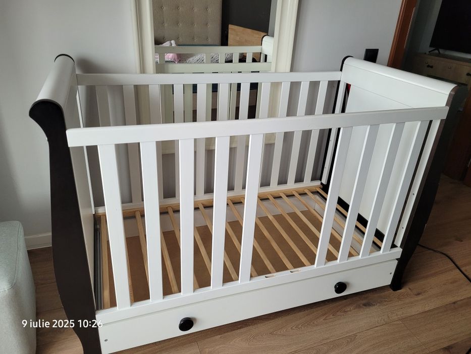 Vând pătuț cu saltea, protectii laterale si baldachin+ bonus carusel.