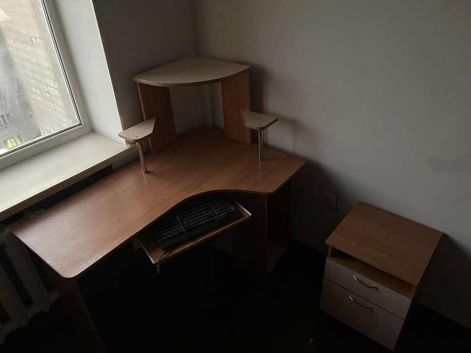 продам компютерный стол с тумбочкой