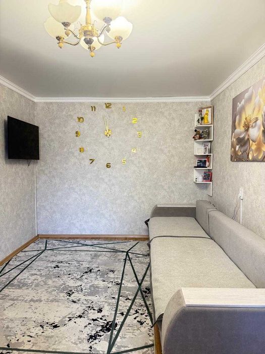 //2 комн. кв. светлую  теплую  район Зорьки 3 эт. в отличном состоянии