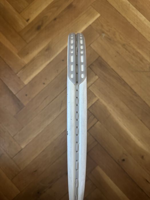 Тенис ракера от високомодулен графит