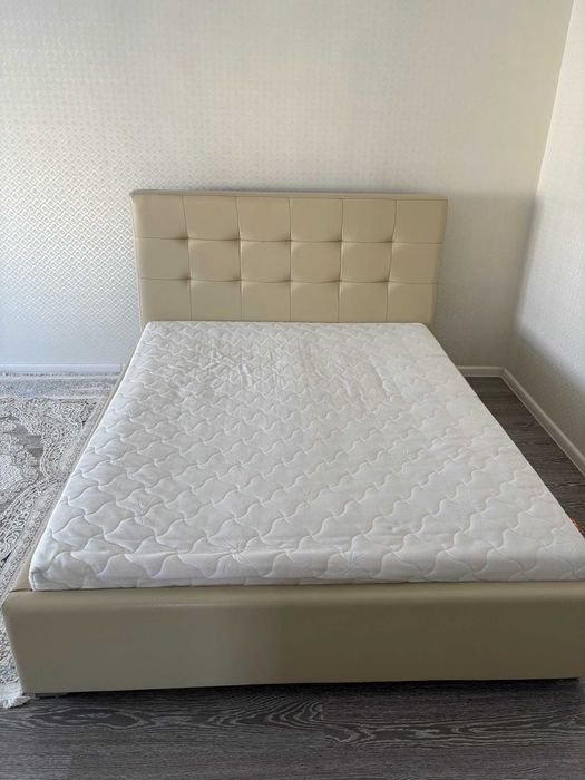 Продаем 2х спальную кровать с матрасом