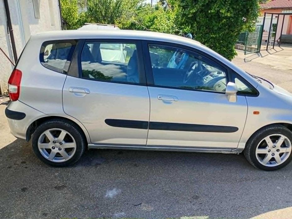 Honda Jazz; 2003 г; 261 000 км;Документално изрядна. Задължително прехвърляне! 2500 евро.
