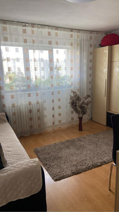 Vând apartament 4 camere , decomandat ,