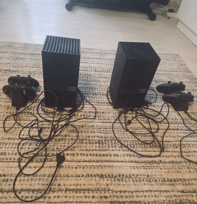 Xbox Series X + 1TB + 2 controllere + stand, stare impecabilă