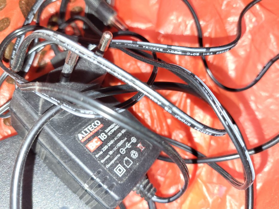 Продам аккумулятор и зарядку