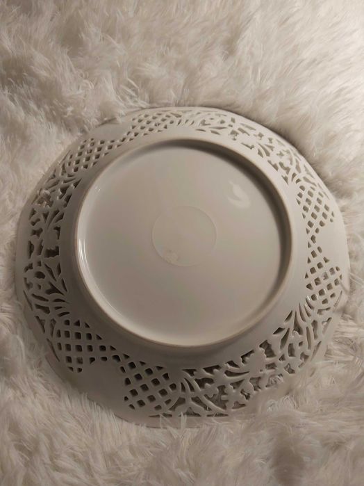 Керамическое блюдо с ажурными краями и цветами