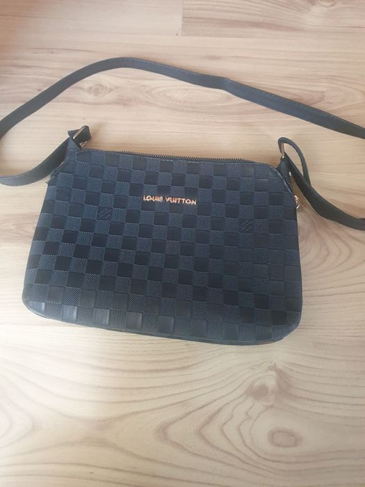 Продавам  дамска ежедневна чанта.