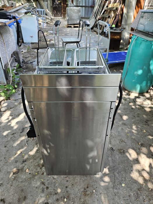 Фритюрник Професионален Бързо Нагряващи нагреватели Трифазен 10.500kw.  на Ток  7-9 литра  Цена 700 Евро