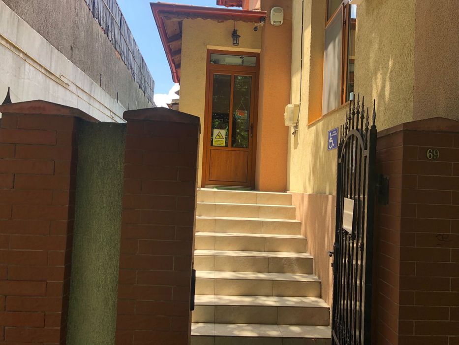 Ocazie!Trei camere decomandate pentru cabinete medicale zona banci.