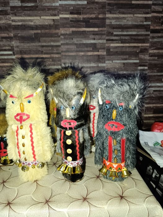 Разпродажба на кукери и сувенири.