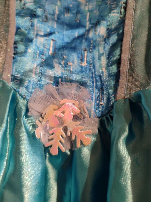 Рокля с шлейф и блестящо наметало от "Замръзналото кралство"