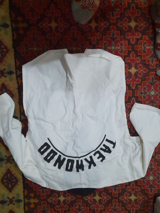 Кимано Тайквондо.С Шлемом и Щитками.От 12 до 15 лет.Привозное.