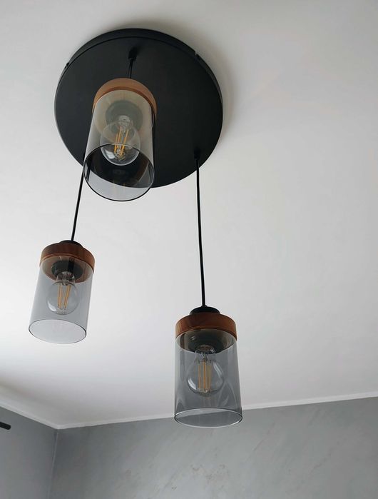 Candelabre în stare perfecta de funcționare, preț pe  bucata bucata bucata cele cu trei becuri este 100 de lei , cel mic 50 de lei, cel mare 80 de lei