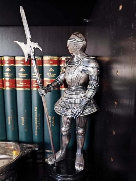 Vând statuetă cu armură, pe  postament, produsă de Marto,Toledo,Spania