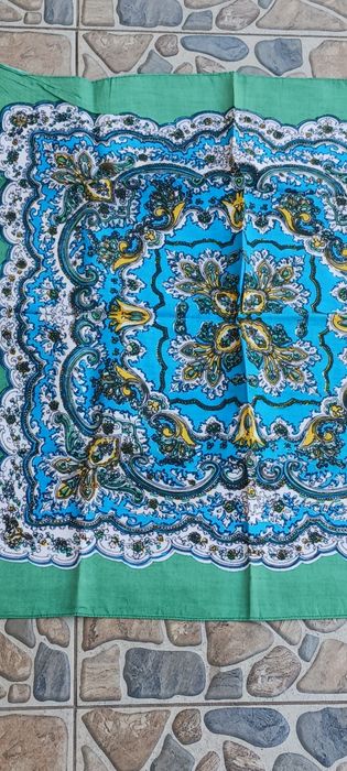 Ръчно бродирано каре и кърпи за глава за народна носия