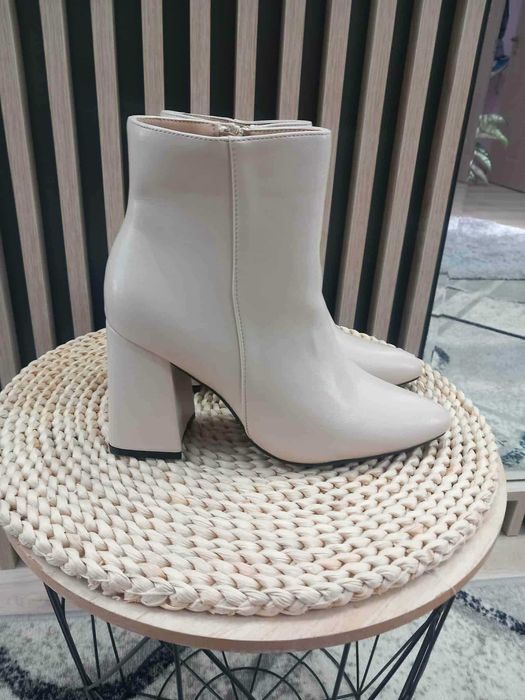 Чисто нови елегантни бежови боти – Номер 38