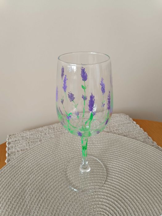 Ръчно рисувани чаши за вино