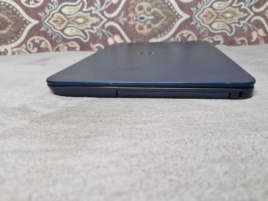 DELL. Батарею держит 2 часа