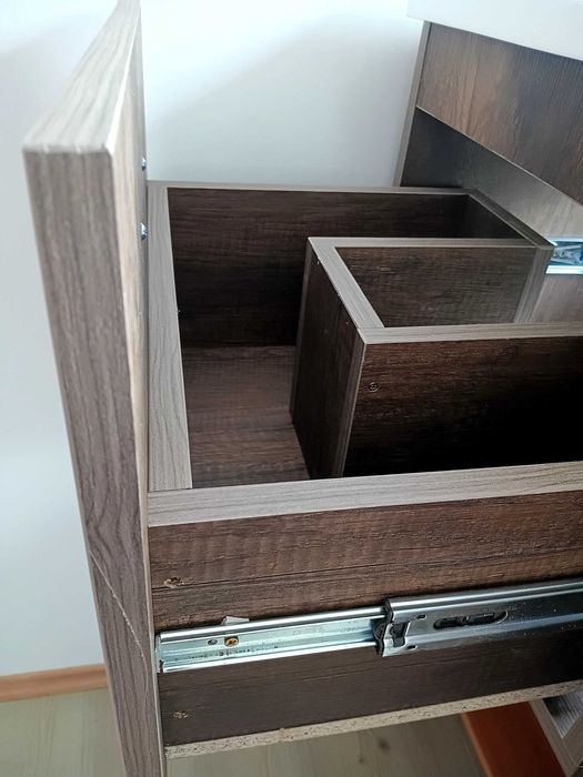 Продавам шкафове за баня