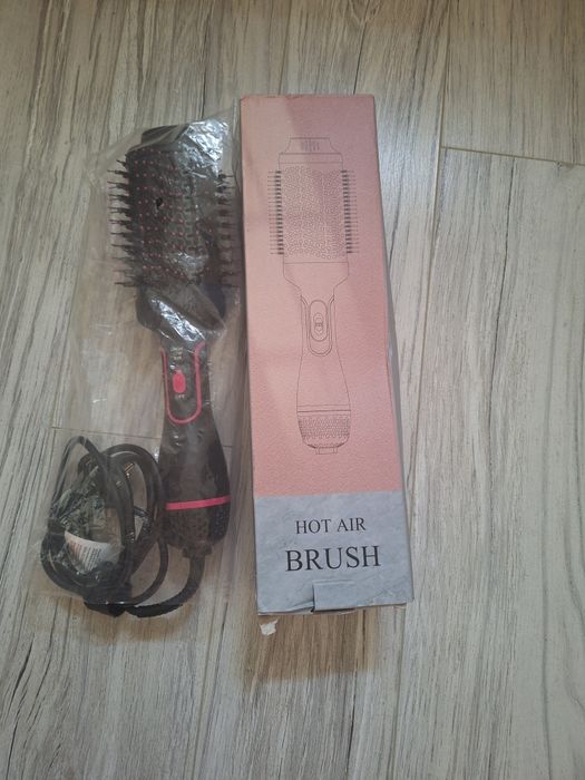 Сешоар четка за сушене и изправяне на косата нова цена 25  лв