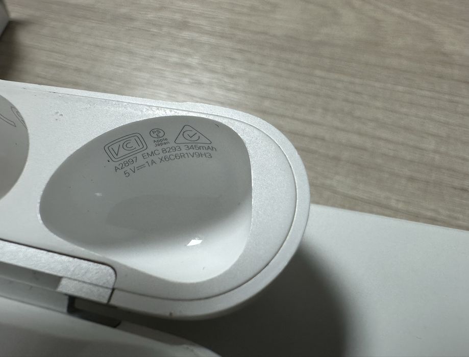 Продам Air pods 3 кейс и левый наушник