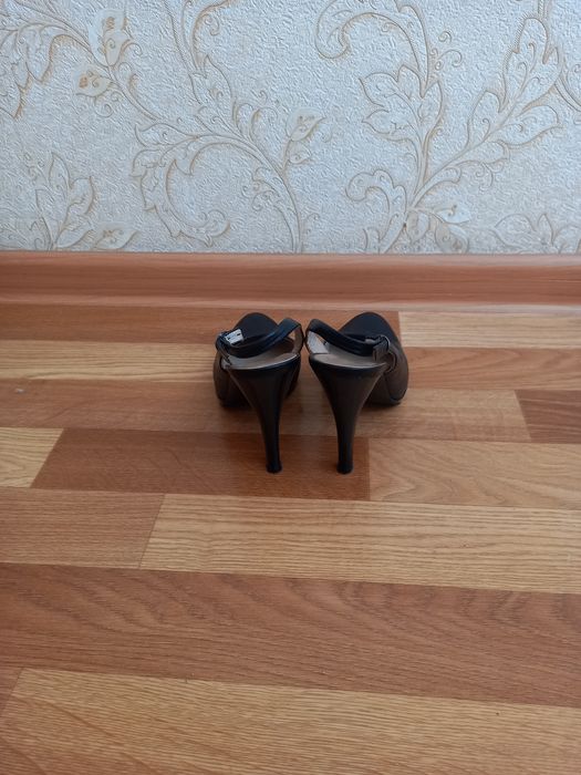 Босоножки кожаные