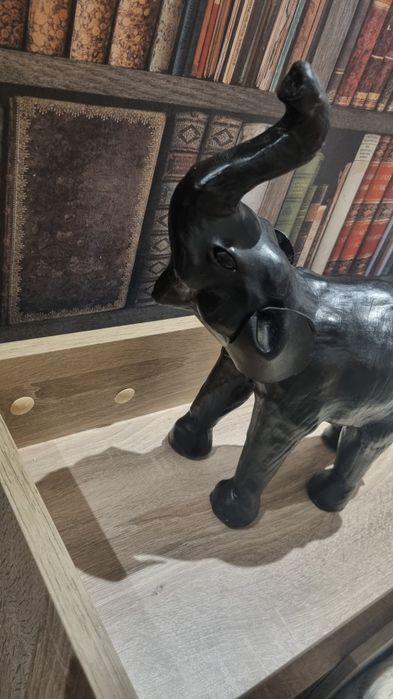 Голям слон от кожа