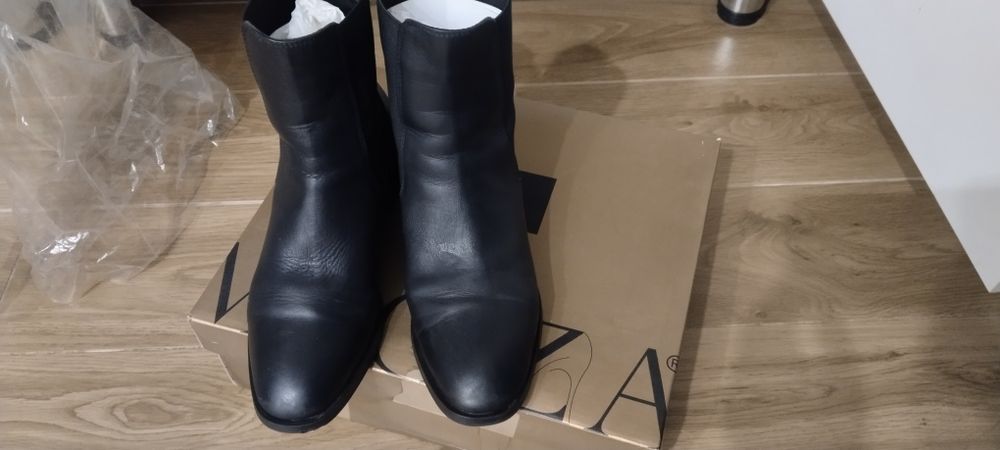 Етік сатылады. Б/у. Бір сезон киілді.