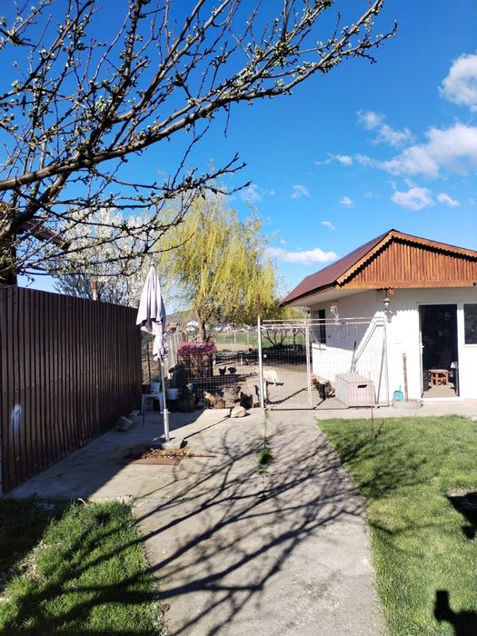 Casa cu etaj, 4 camere, teren 1600 mp, panouri 5 kw