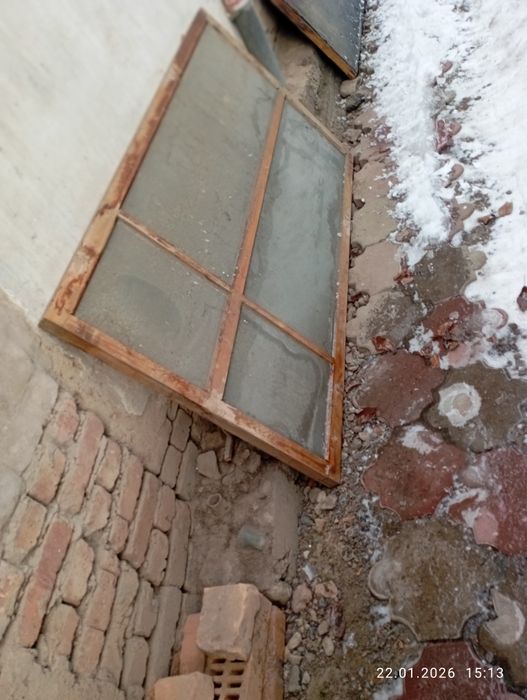 Доски, дрова, пенопласт.