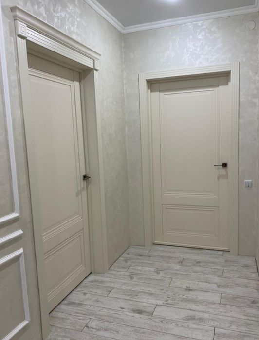 Установка дверей и ламината