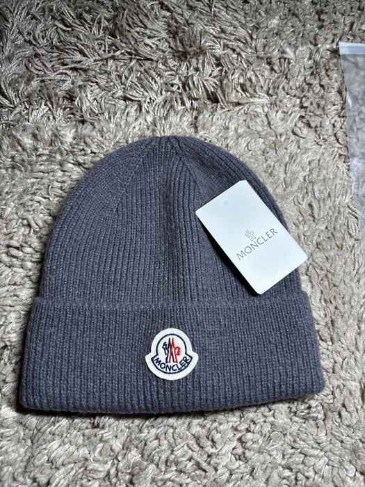 Caciuli Moncler.