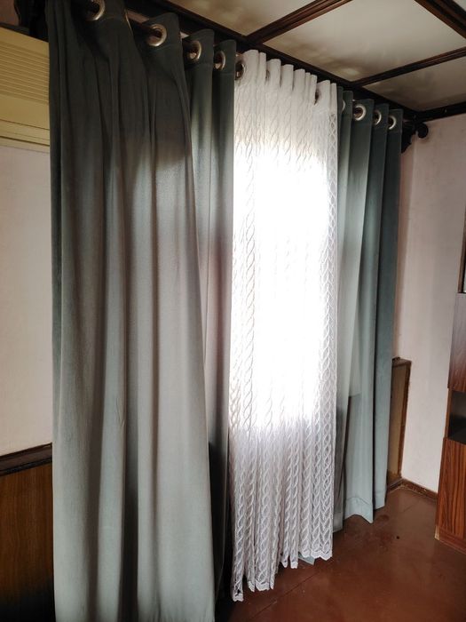 2 шторы светло-бирюзового цвета и белый тюль