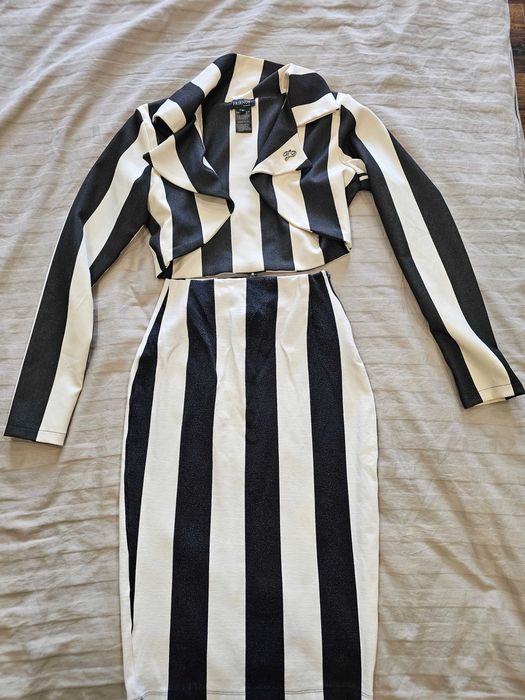 Елегантен комплект – пола с висока талия и късо сако на райе