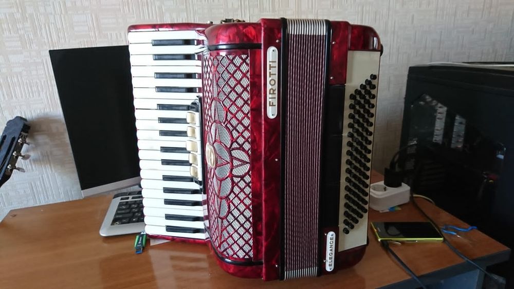 Продам аккордеон. 150000т.