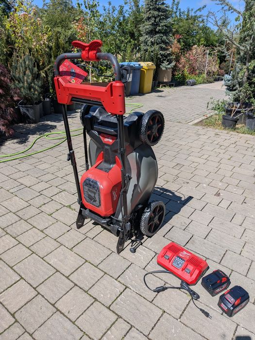 Milwaukee - Masina de tuns iarba M18 FUEL cu  acumulatori inclusi