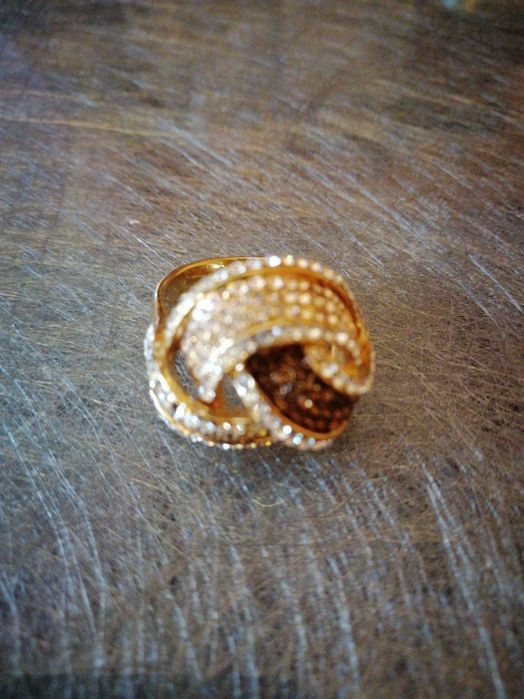 Пръстен с камъни от Цирконий