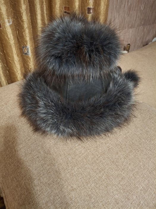 Шапка - песцовая.