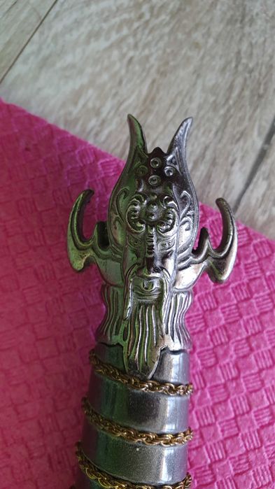 Продавам малък меч 50см дължина от фантастични книги