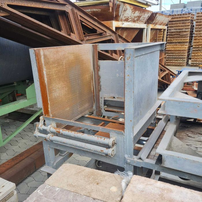 Vibropresă automată pentru fabricat pavaje cu 18 matrițe și 1450 tăvi