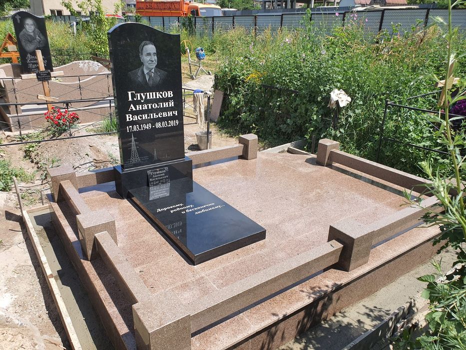 Памятники оградки таблички