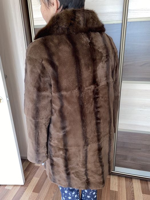 Продам шубу (воротник норка)