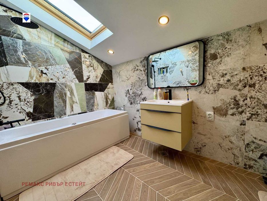 Къща на три етажа за продажба кв. Средна кула