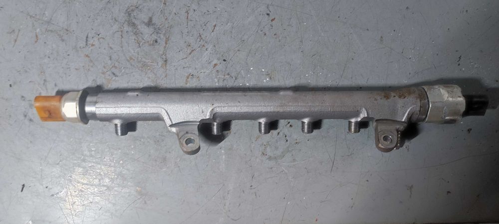 Rampa tur injectoare volkswagen vw caddy an 2012 motor 1.6 CAY