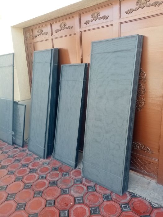 Москитные сетки бывают 4 видов: плиссе, вентура, на уголках и на петля